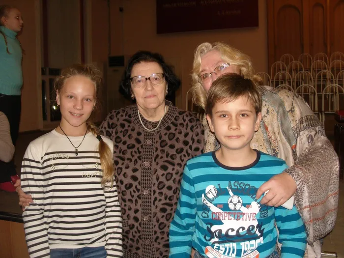 профессор Межлумова Н.Л. с учениками ДШИ1